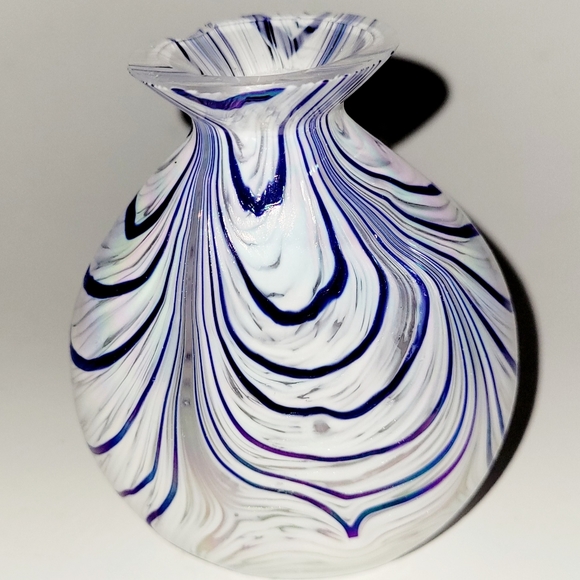 Bud Vase, Vintage Blue & White Studio Art Glass with Feather Design, Chip - Picture 4 of 8